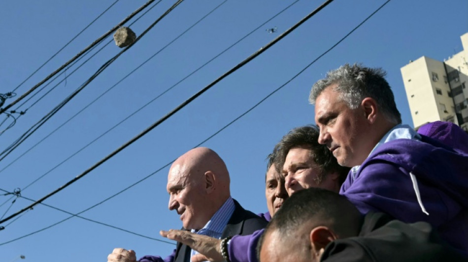 Milei é alvo de pedradas durante ato de campanha na Argentina