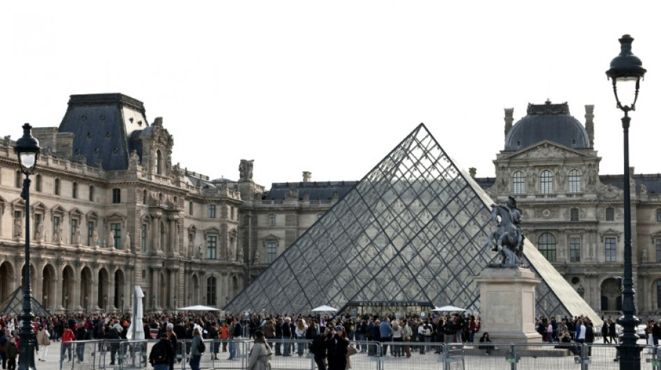Por robo del Louvre  "hay más de 150", muestras de ADN, dice la procuradora de París