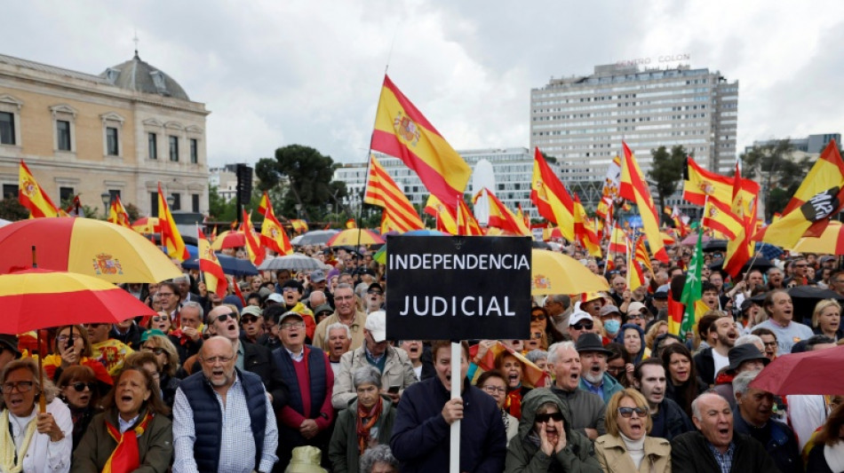 Miles de personas piden en Madrid la dimisión de Pedro Sánchez