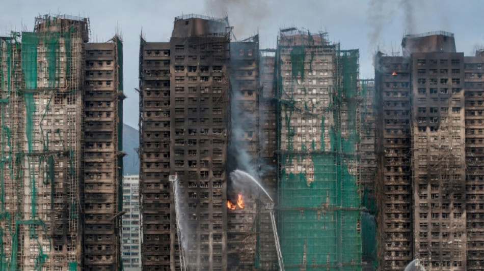 Pior incêndio em décadas deixa ao menos 128 mortos e 8 detidos em Hong Kong