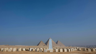 Obra monumental de Michelangelo Pistoletto é exibida aos pés das pirâmides do Egito