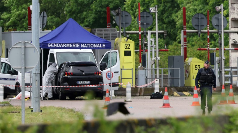 Macron commémore l'attaque sanglante du péage d'Incarville, un an après