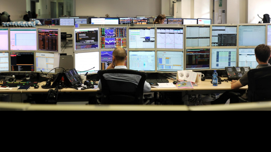 Borsa: Milano gira a -0,29% con le banche, corre Stellantis