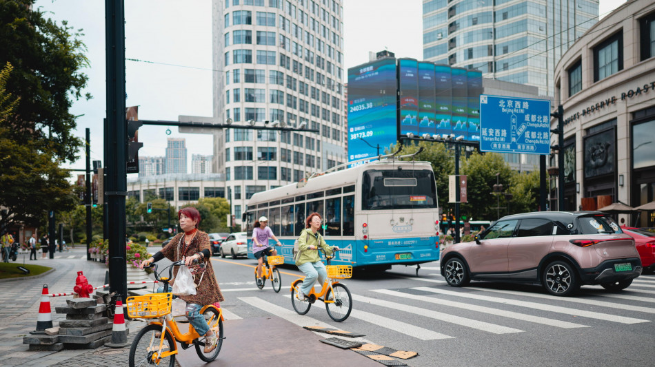 Borsa: Hong Kong positiva, apre a +0,24%