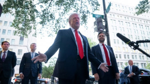 'Não é minha assinatura', diz Trump sobre suposta carta a Jeffrey Epstein
