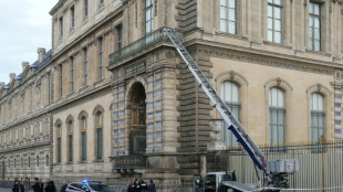 Louvre permanece fechado após roubo de joias