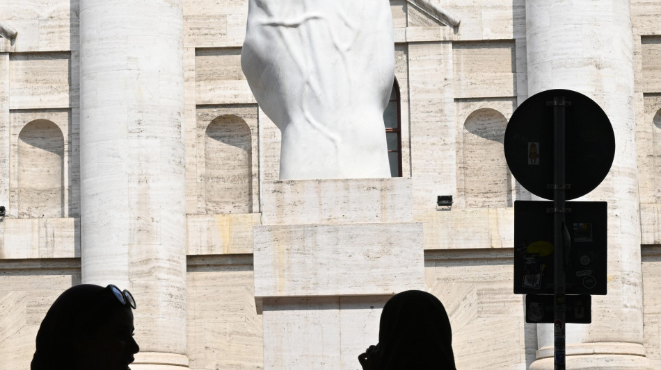 Borsa: Milano piatta, bene Fineco e Stellantis, giù Moncler