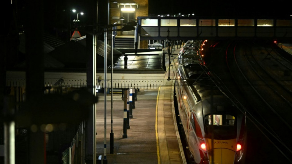 Reino Unido descarta motivos "terroristas" en el ataque con arma blanca que dejó 10 heridos en un tren