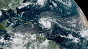 Erin se torna furacão de máxima potência enquanto se aproxima do Caribe