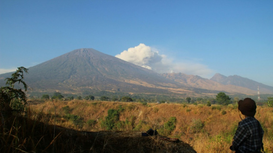 Socorristas indonesios intentan llegar a una brasileña caída en un volcán