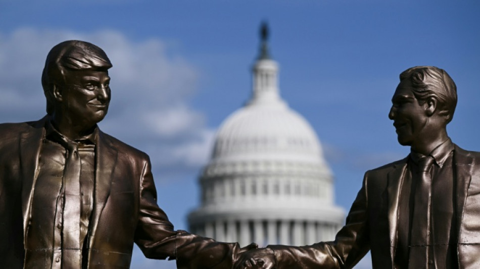 Estatua de Trump y Epstein de la mano es reinstalada cerca del Capitolio de EEUU