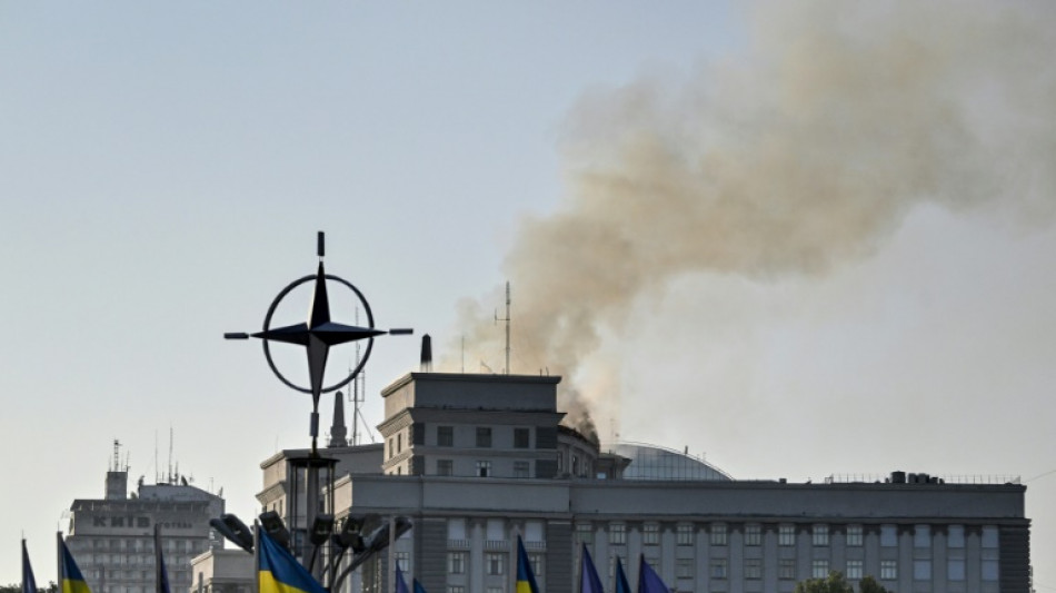 Ukraine: le siège du gouvernement incendié après une attaque aérienne record