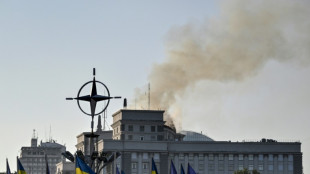 Ukraine: le siège du gouvernement incendié après une attaque aérienne record