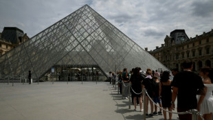 Raubüberfall im Louvre in Paris: Täter erbeuten Schmuck von "unschätzbarem Wert"