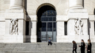 Borsa: Milano incerta (-0,3%) con l'Europa, risale il petrolio