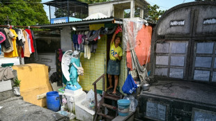 Aux Philippines, un cimetière où tentent de survivre les vivants démunis